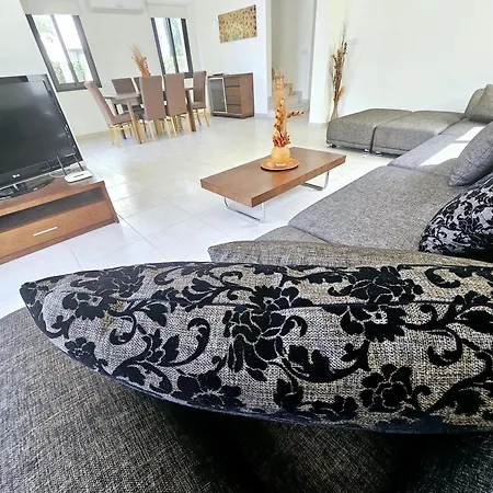 Modern 3 Bedroom Villa, Pool And Close To Golf Course Villa