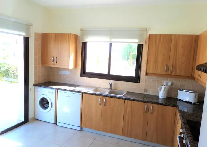 Modern 3 Bedroom Villa, Pool And Close To Golf Course Paphos