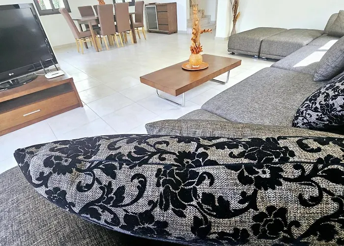 Modern 3 Bedroom Villa, Pool And Close To Golf Course Villa