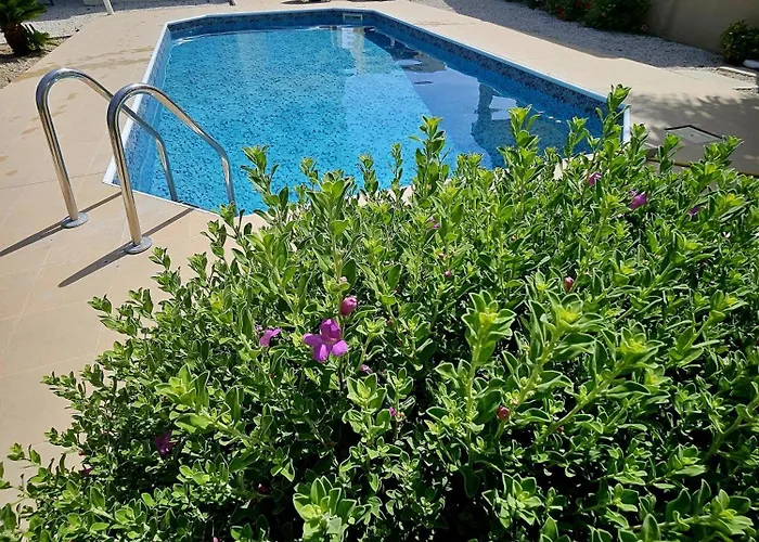 Modern 3 Bedroom Villa, Pool And Close To Golf Course Пафос